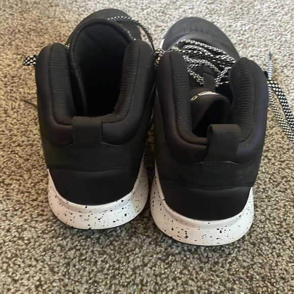 Adidas basketball shoe - Picture 4 of 6